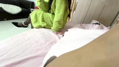 熟女黑丝嫂子，磨了好久嫂子终于愿意露脸吃鸡，舔的那叫一个认真啊！